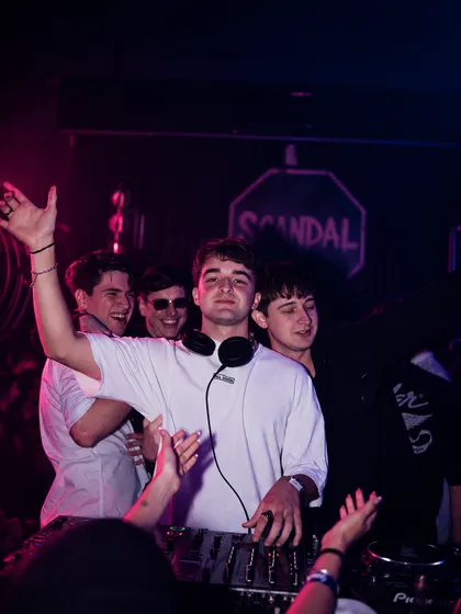 Santi tocando con amigos en Scandal